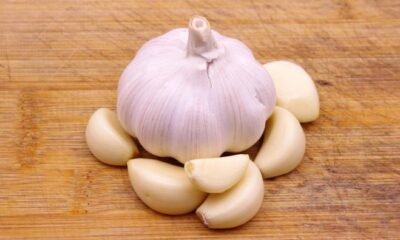 Whole garlic and split garlic.