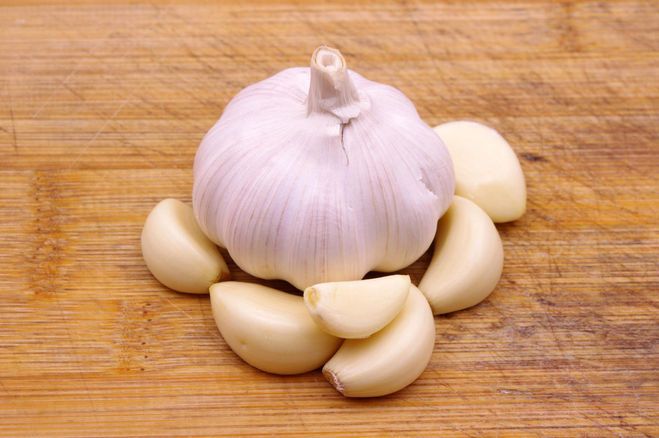 Whole garlic and split garlic.